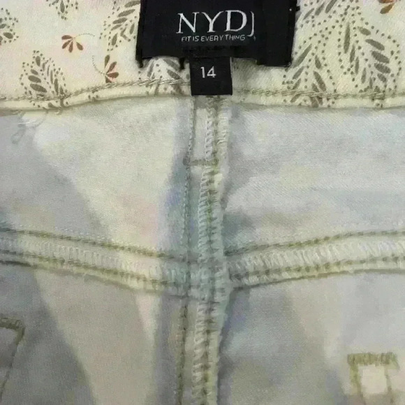 NYDJ new NWT Ella Jean Shorts With Side Slits Floral Size 14 Angel oak - Picture 4 of 9